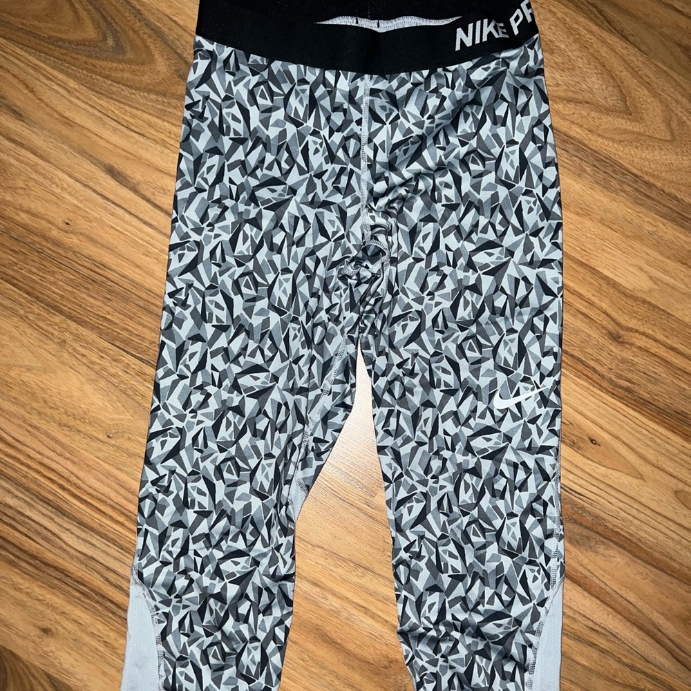 nike pros cropped leggings, size medium